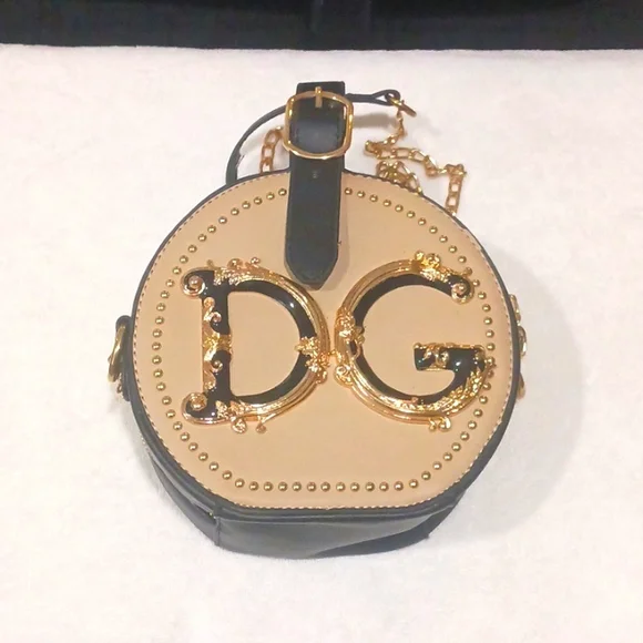 Trendy Fashion Purse. - Picture 1 of 8